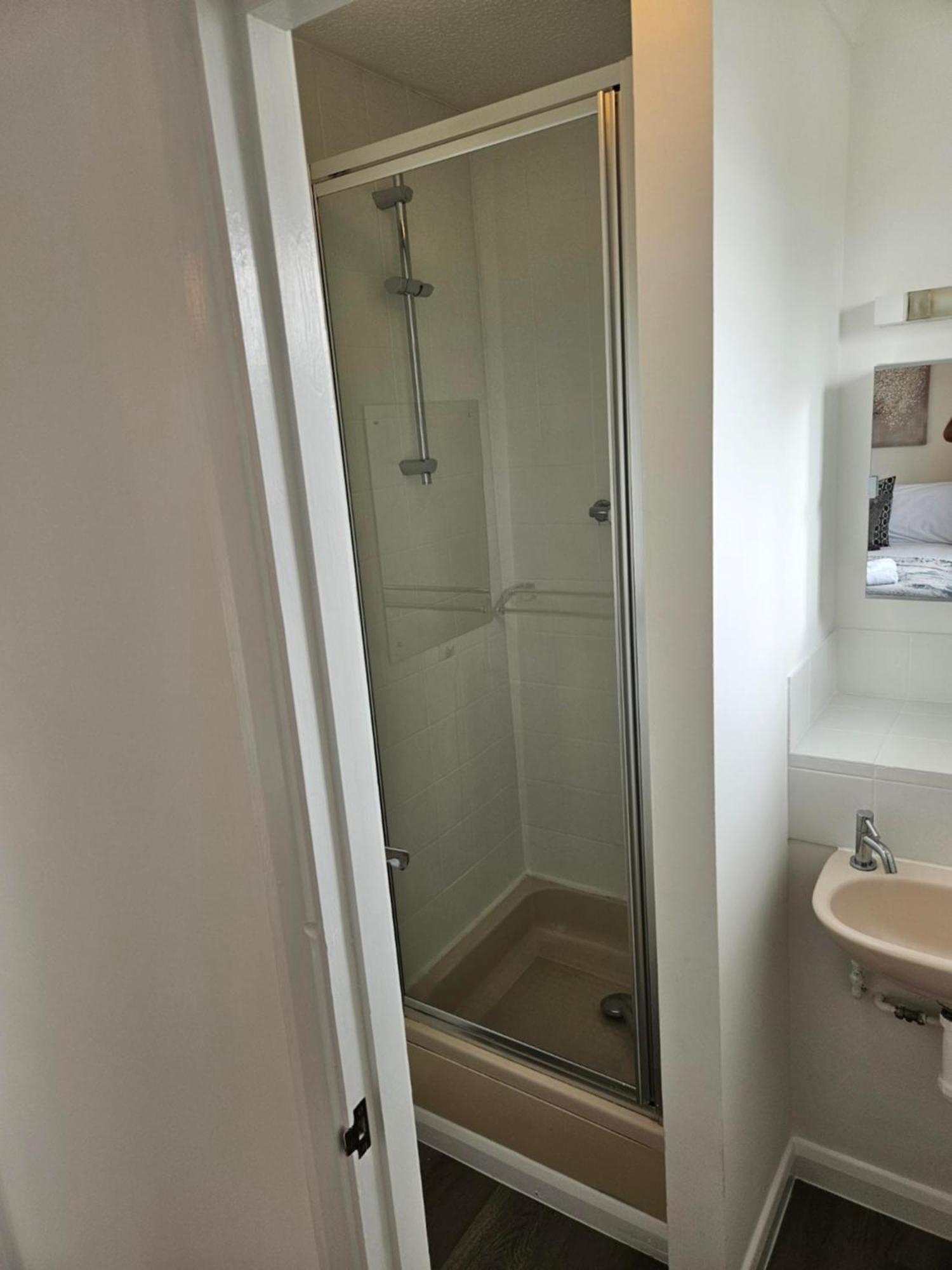 Redcot Gardens Stamford 4 Bed Contractor Familt Home With Parking المظهر الخارجي الصورة