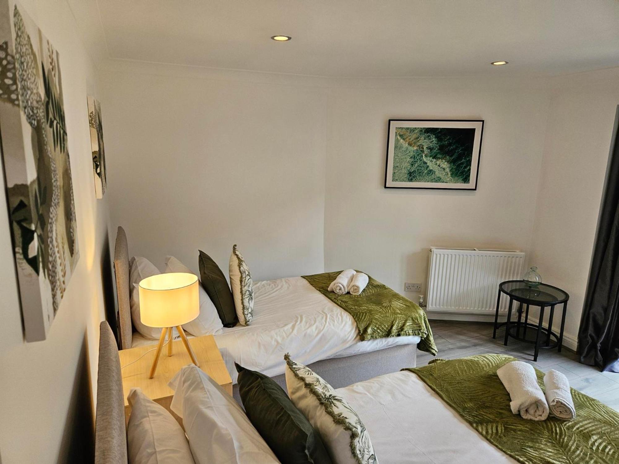 Redcot Gardens Stamford 4 Bed Contractor Familt Home With Parking المظهر الخارجي الصورة
