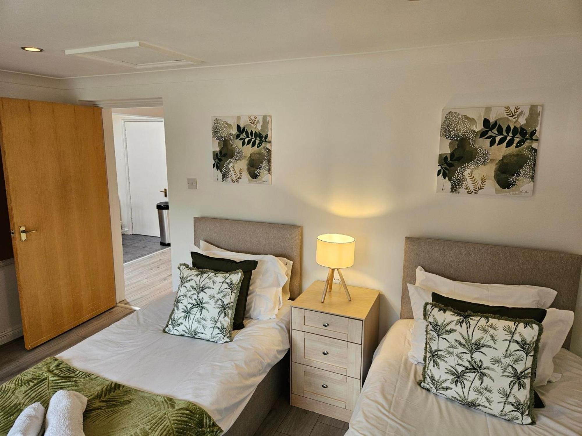 Redcot Gardens Stamford 4 Bed Contractor Familt Home With Parking المظهر الخارجي الصورة
